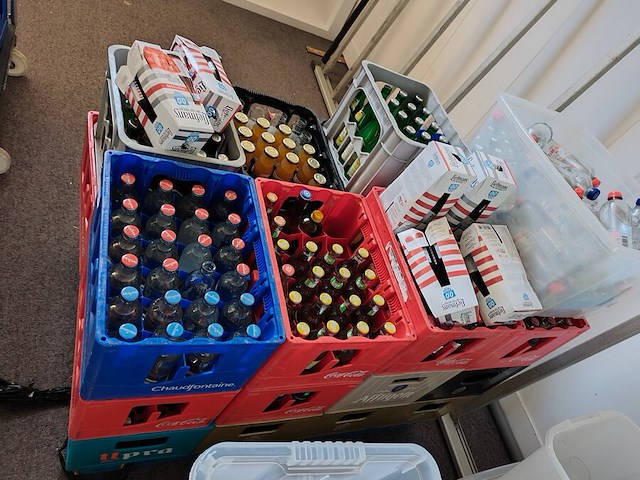 14 bakken frisdrank vol en gedeeltelijk gevuld, 12 bakken leeggoed, 9 bakken diverse bieren (5,6,7) - afbeelding 6 van  8