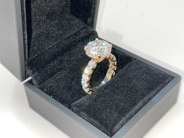 14 karaat geelgouden unieke ring met hoofddiamant 5,52 crt. - afbeelding 1 van  19