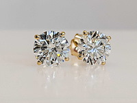 14 karaat gouden oorstekers met 3,06 crt diamant