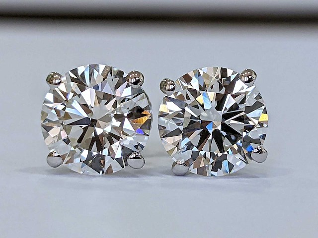 14 karaat witgouden oorstekers met 4,00 crt diamant - afbeelding 1 van  5