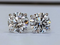 14 karaat witgouden oorstekers met 4,00 crt diamant