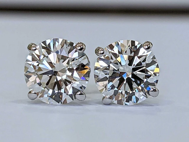 14 karaat witgouden oorstekers met 4,03 crt diamant - afbeelding 1 van  7