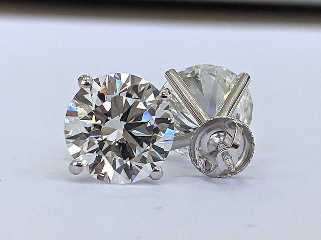 14 karaat witgouden oorstekers met 5,00 diamant - afbeelding 4 van  5