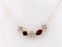 14 kt geelgouden ketting met hanger van 1,16 cts natuurlijke diamant en granaat