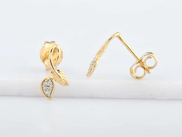 14 kt geelgouden oorbel met natuurlijke diamant - afbeelding 4 van  6