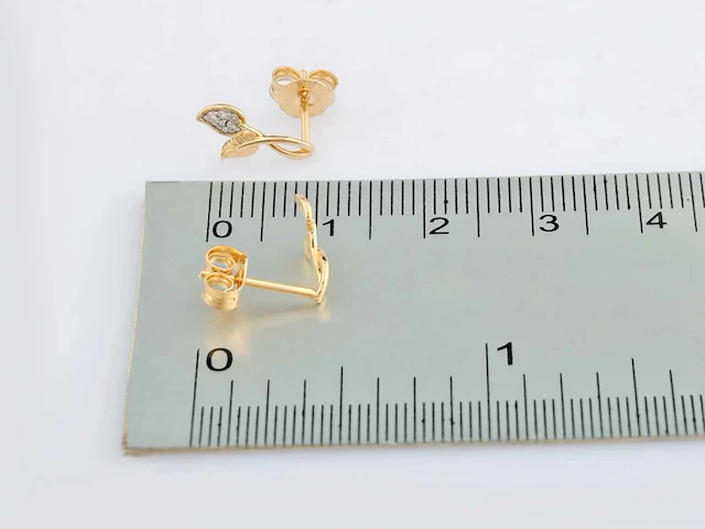 14 kt geelgouden oorbel met natuurlijke diamant - afbeelding 5 van  6