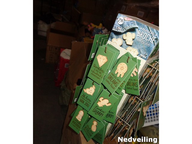 144x houten broches op cadeaukaart incl presentatiemolen - afbeelding 4 van  5