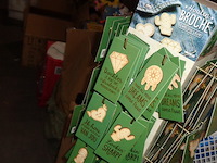 144x houten broches op cadeaukaart incl presentatiemolen - afbeelding 4 van  5