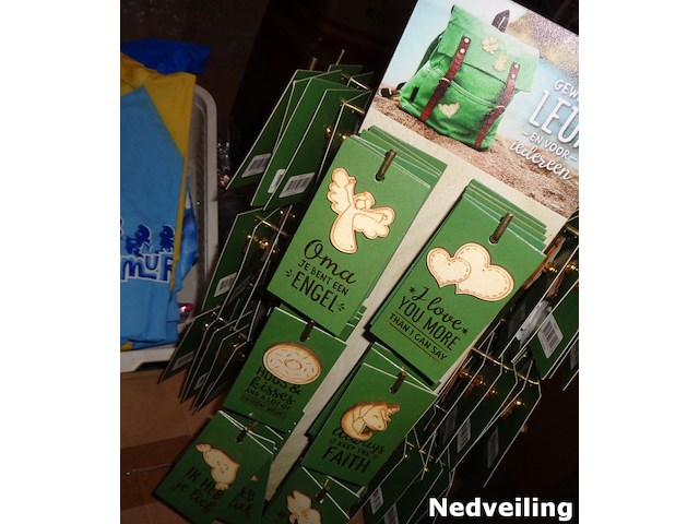 144x houten broches op cadeaukaart incl presentatiemolen - afbeelding 3 van  5