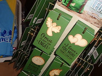 144x houten broches op cadeaukaart incl presentatiemolen - afbeelding 3 van  5