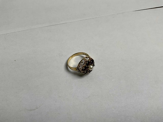 14k gouden ring, rosette granaat en cultivé parel (3,9 gram) - afbeelding 1 van  5