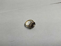 14k gouden ring, rosette granaat en cultivé parel (3,9 gram)