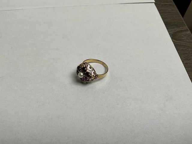 14k gouden ring, rosette granaat en cultivé parel (3,9 gram) - afbeelding 2 van  5