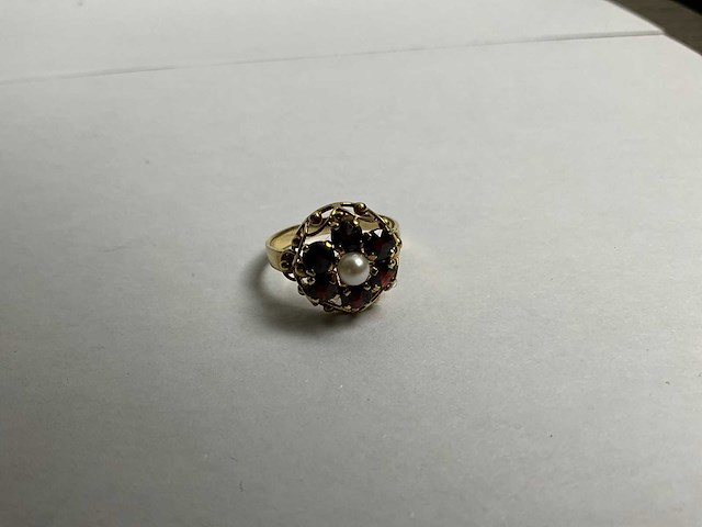 14k gouden ring, rosette granaat en cultivé parel (3,9 gram) - afbeelding 3 van  5