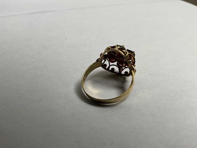 14k gouden ring, rosette granaat en cultivé parel (3,9 gram) - afbeelding 5 van  5