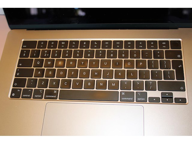 15 inch macbook air apple m3 chip. 16 gb ram geheugen, ssd 512 gb. bouwjaar 2024. incl. doos - afbeelding 3 van  3