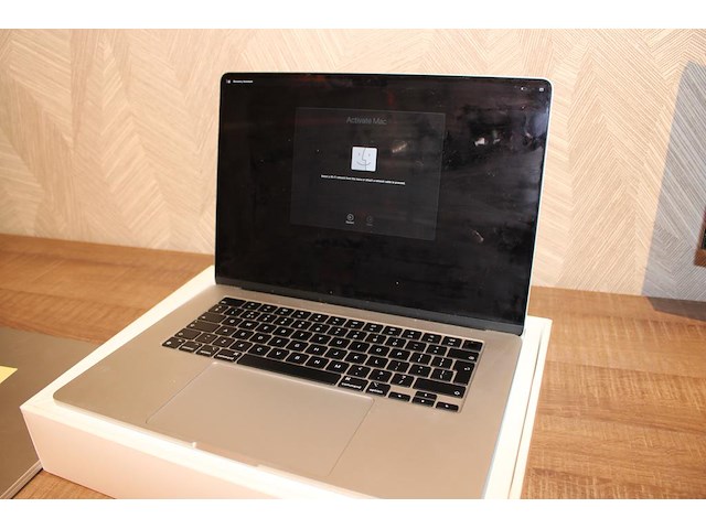 15 inch macbook air apple m3 chip. 16 gb ram geheugen, ssd 512 gb. bouwjaar 2024. incl. doos - afbeelding 3 van  3