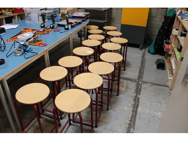 15 krukken met houten zitting en metalen onderstel. hoogte 55 cm. - afbeelding 1 van  3