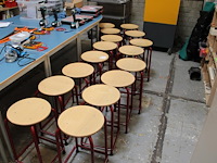 15 krukken met houten zitting en metalen onderstel. hoogte 55 cm. - afbeelding 1 van  3