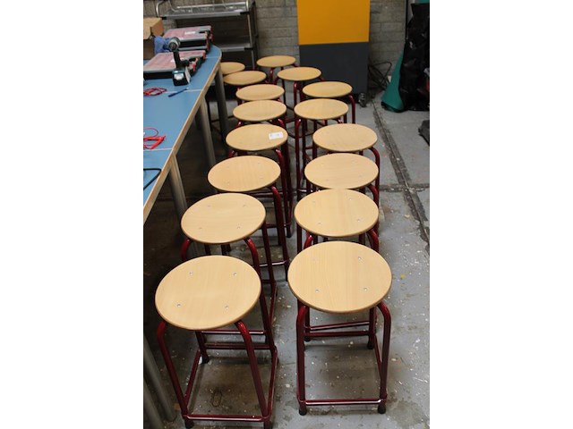 15 krukken met houten zitting en metalen onderstel. hoogte 55 cm. - afbeelding 2 van  3