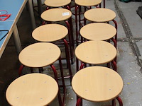 15 krukken met houten zitting en metalen onderstel. hoogte 55 cm. - afbeelding 2 van  3