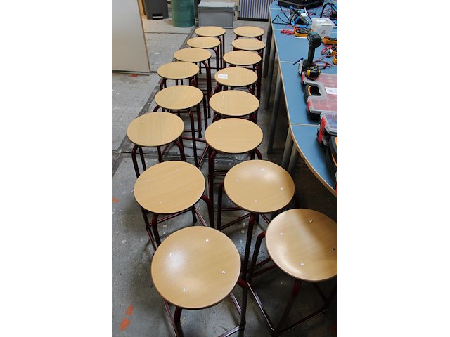 15 krukken met houten zitting en metalen onderstel. hoogte 55 cm. - afbeelding 3 van  3