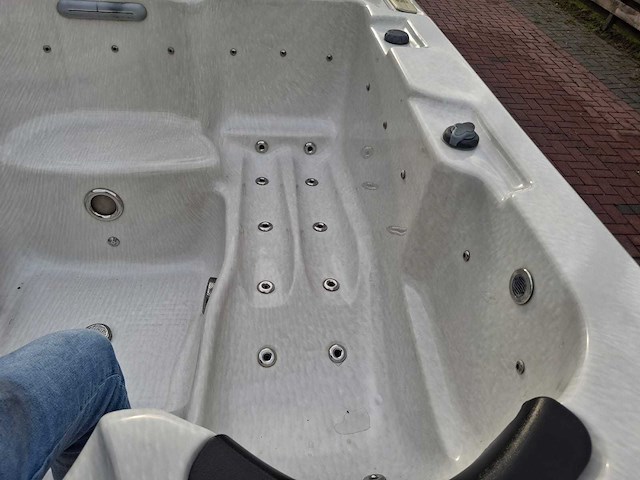 15 persoons dubbele cabine jacuzzi en buitenspa - afbeelding 37 van  56