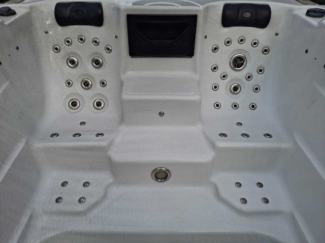 15 persoons dubbele cabine jacuzzi en buitenspa - afbeelding 43 van  56