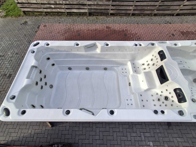 15 persoons dubbele cabine jacuzzi en buitenspa - afbeelding 10 van  56