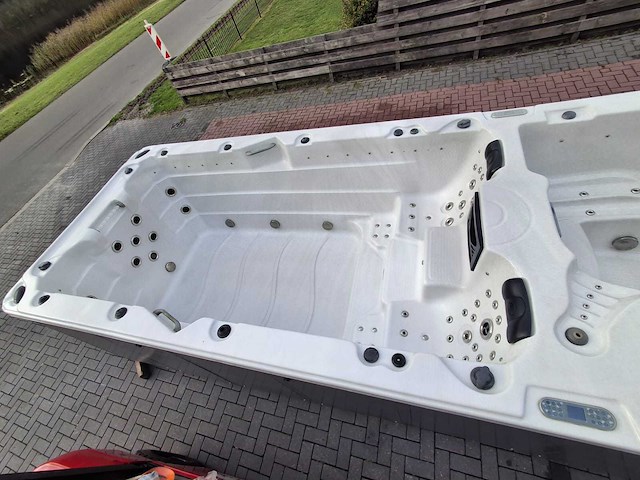 15 persoons dubbele cabine jacuzzi en buitenspa - afbeelding 13 van  56