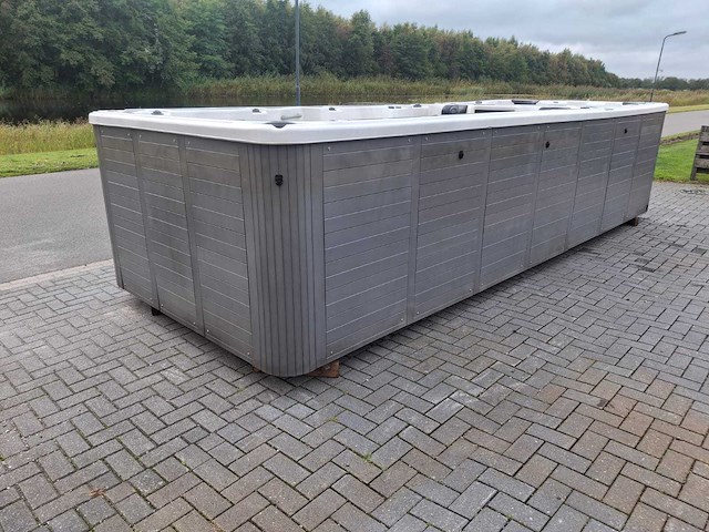 15 persoons dubbele cabine jacuzzi en buitenspa - afbeelding 23 van  56