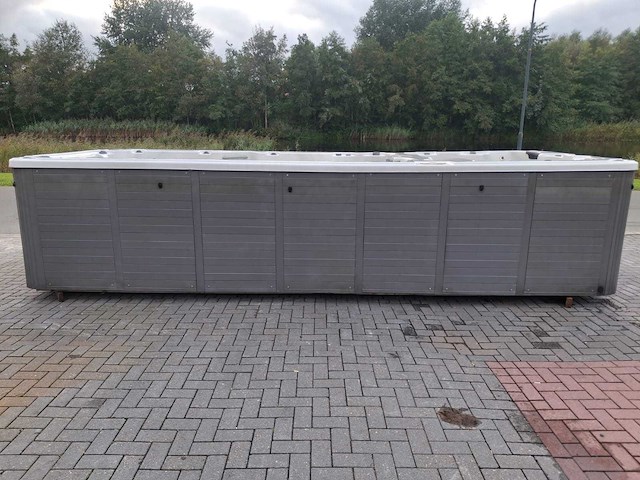 15 persoons dubbele cabine jacuzzi en buitenspa - afbeelding 24 van  56