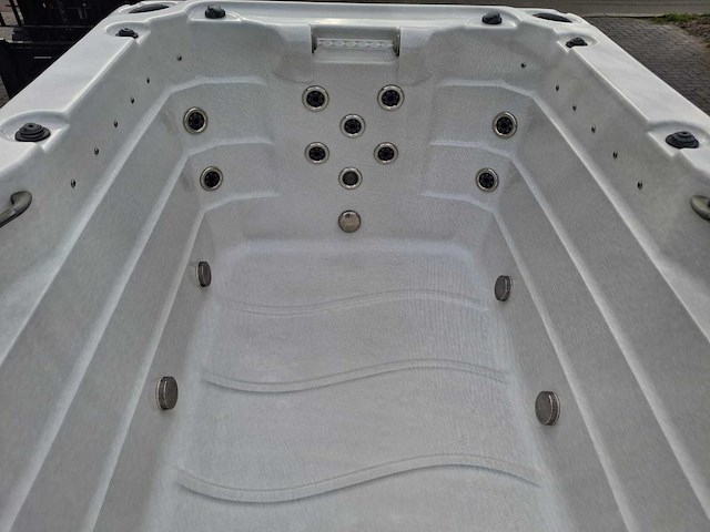 15 persoons dubbele cabine jacuzzi en buitenspa - afbeelding 53 van  56