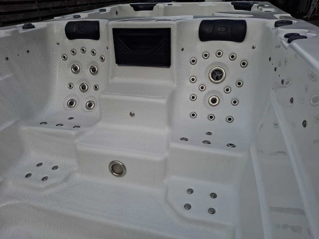 15 persoons dubbele cabine jacuzzi en buitenspa - afbeelding 54 van  56