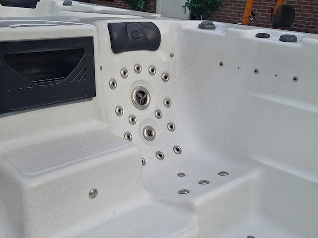 15 persoons dubbele cabine jacuzzi en buitenspa - afbeelding 56 van  56
