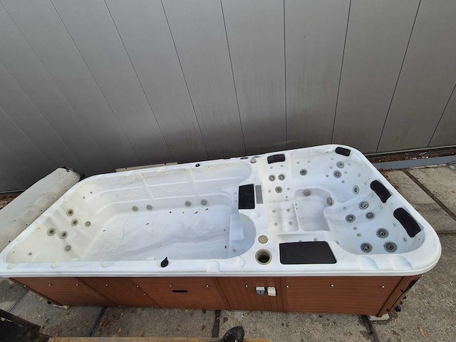 15 persoons dubbele cabine jacuzzi en buitenspa - afbeelding 32 van  34