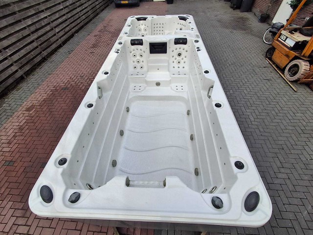 15 persoons dubbele cabine jacuzzi en buitenspa - afbeelding 34 van  56