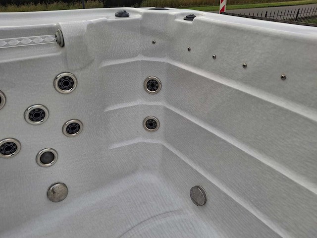 15 persoons dubbele cabine jacuzzi en buitenspa - afbeelding 47 van  56
