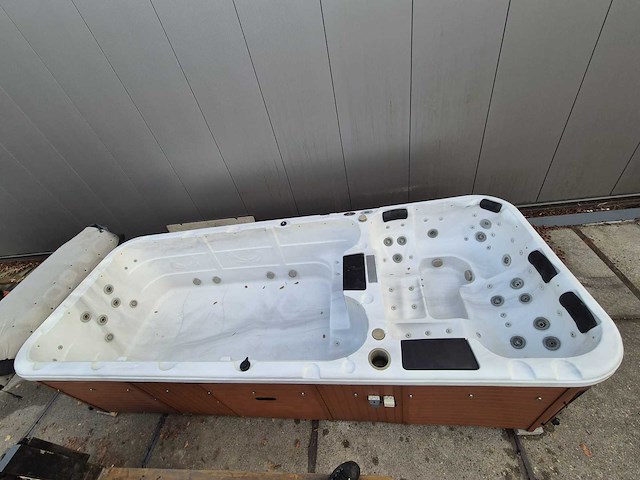 15 persoons dubbele cabine jacuzzi en buitenspa - afbeelding 1 van  34