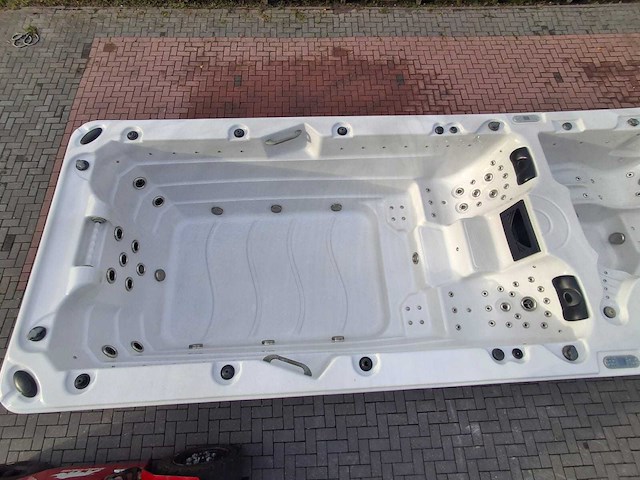 15 persoons dubbele cabine jacuzzi en buitenspa - afbeelding 12 van  56