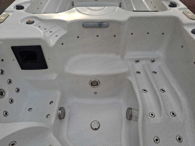 15 persoons dubbele cabine jacuzzi en buitenspa - afbeelding 35 van  56