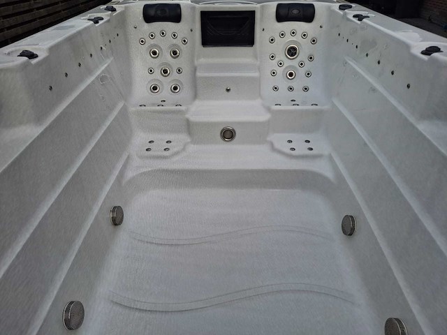 15 persoons dubbele cabine jacuzzi en buitenspa - afbeelding 42 van  56