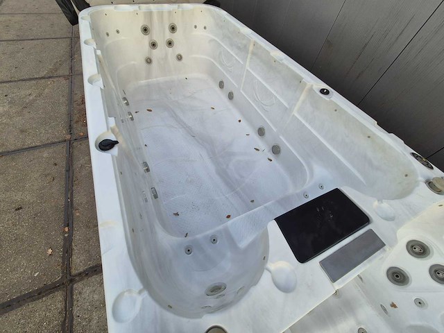 15 persoons dubbele cabine jacuzzi en buitenspa - afbeelding 32 van  34