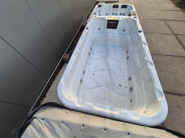 15 persoons dubbele cabine jacuzzi en buitenspa - afbeelding 29 van  34