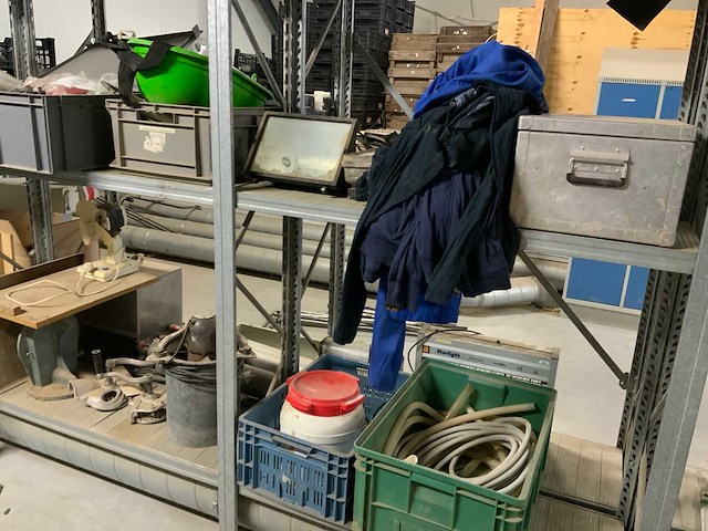 15 secties legbordstelling incusief inhoud diverse landbouw gerelateerde inventaris - afbeelding 14 van  26