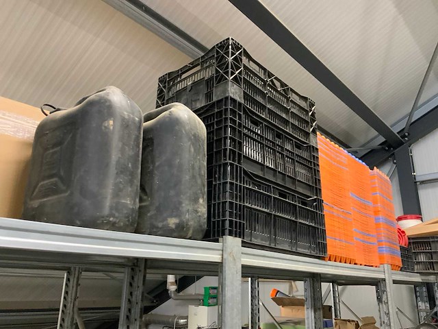15 secties legbordstelling incusief inhoud diverse landbouw gerelateerde inventaris - afbeelding 2 van  26