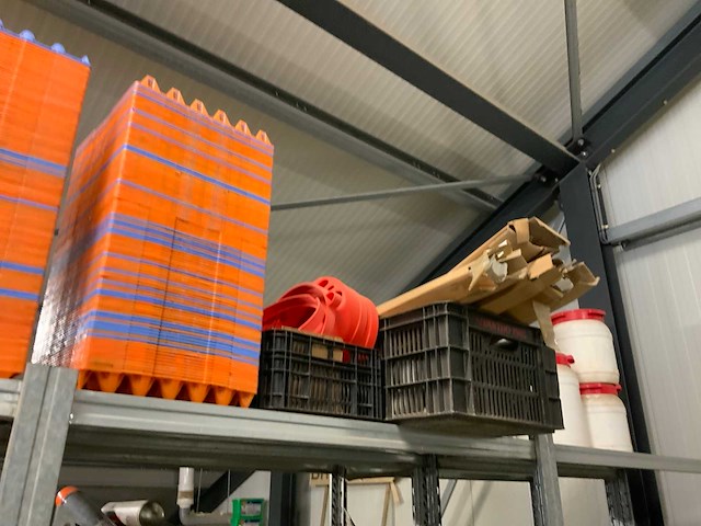15 secties legbordstelling incusief inhoud diverse landbouw gerelateerde inventaris - afbeelding 8 van  26
