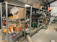 15 secties legbordstelling incusief inhoud diverse landbouw gerelateerde inventaris - afbeelding 1 van  26