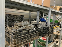 15 secties legbordstelling incusief inhoud diverse landbouw gerelateerde inventaris - afbeelding 20 van  26