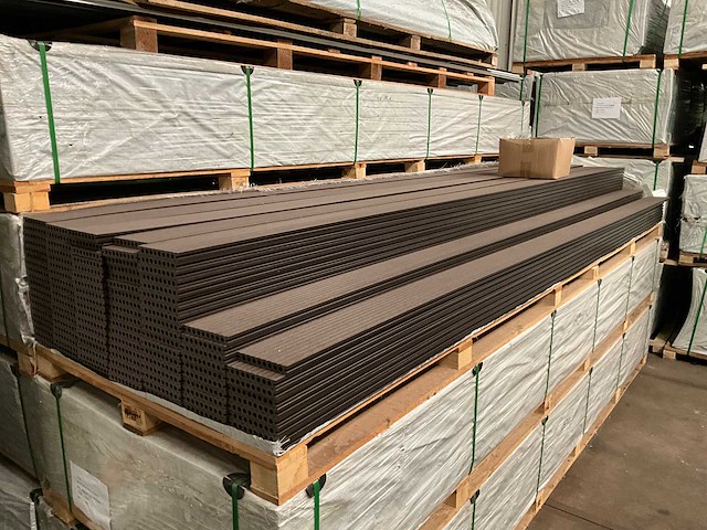 152x composiet vlonderplank bruin 400x14,5x2,1 cm met montageclips - afbeelding 2 van  3